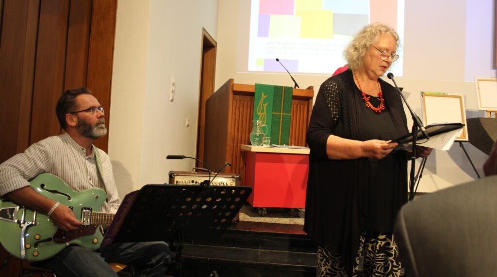 Gitarrist Gregor Mathar begleitet die Lesung in der Kulturkirche Gleuel