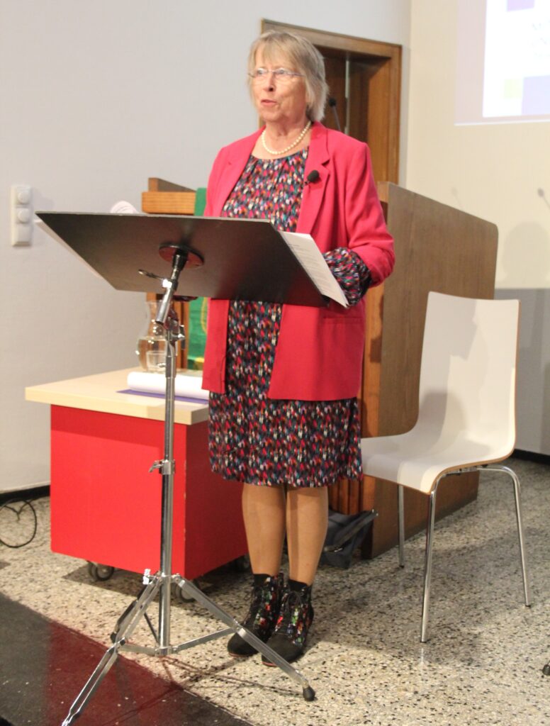 Lesung am Pult in der Kulturkirche Gleuel